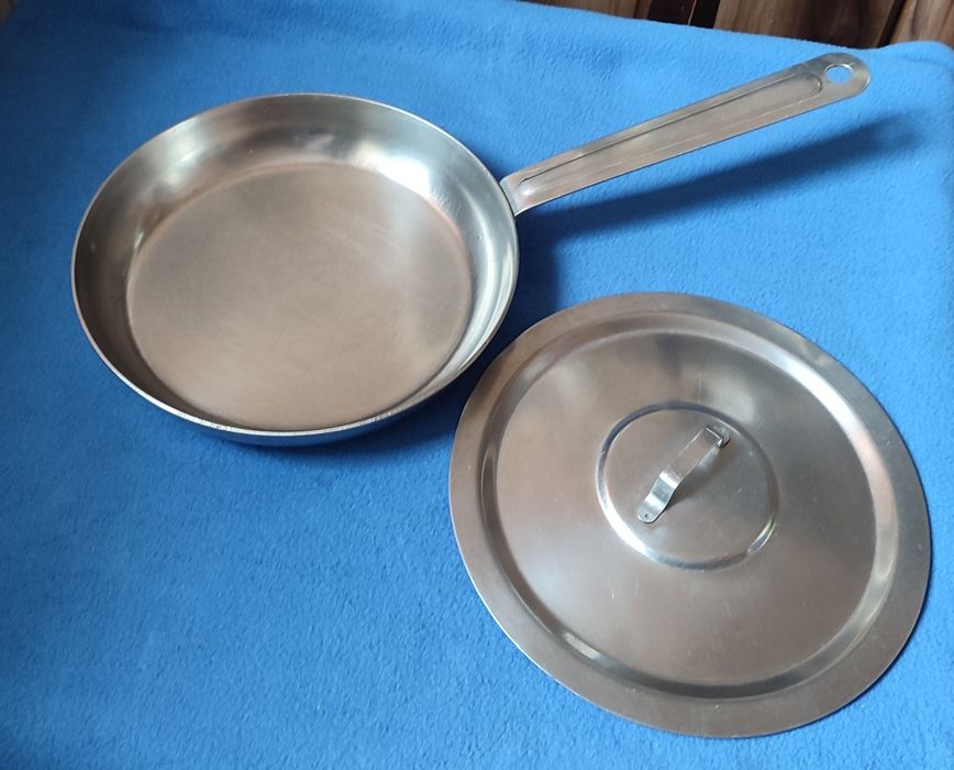 Кастрюля, 2 л.,чайник, 2,5 л., сковорода,  нержавейка, кружка,  СССР