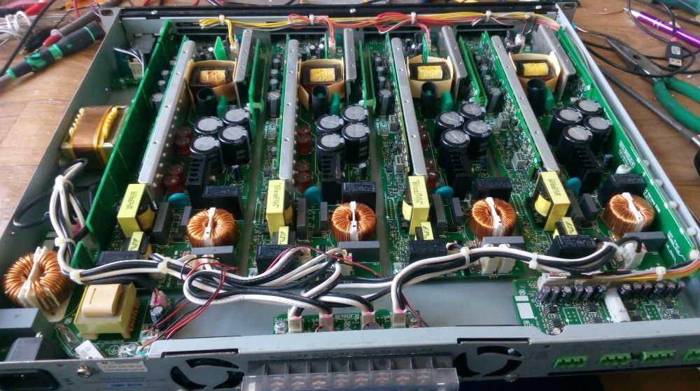 Трансляционный аудио усилитель мощности TOA DA-250FH 4х250вт