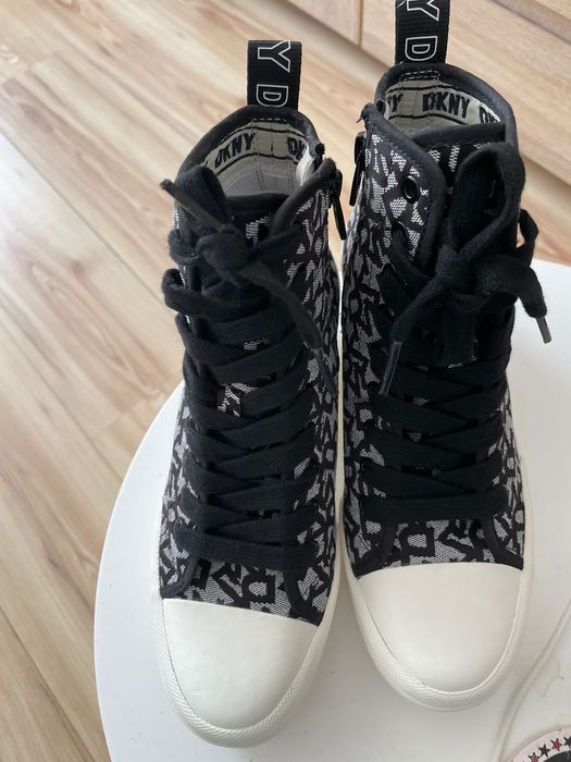 Nowe buty dkny na koturnie