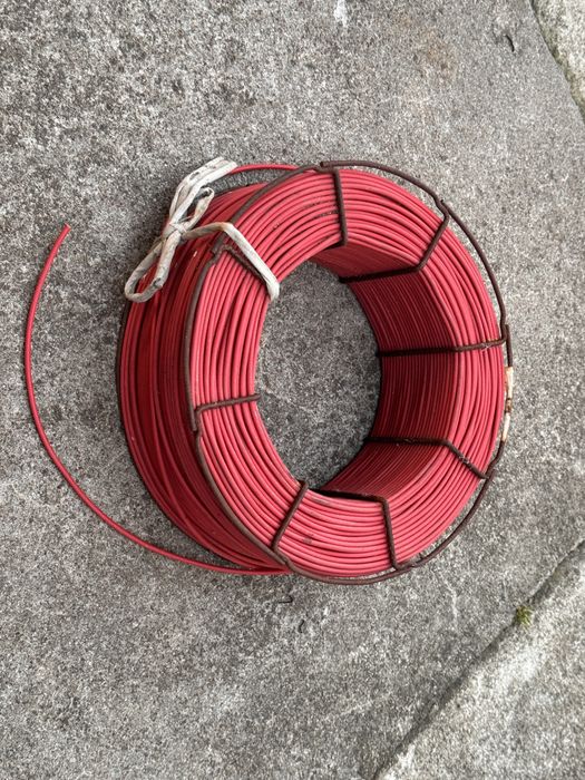Przewód elektryczny (linka 1,5 mm) czerwony w koszu 9kg