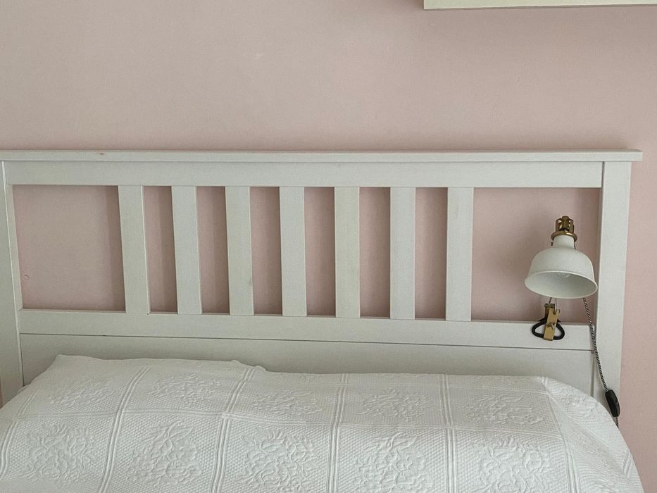 Cama de casal com gavetas para armazenamento
