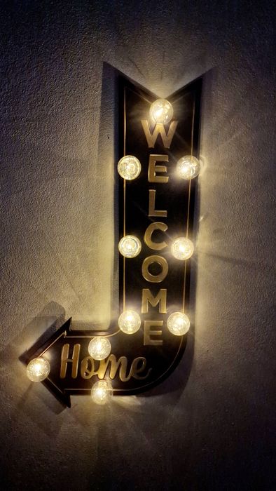 Seta sinal decorativo Welcome Home iluminado