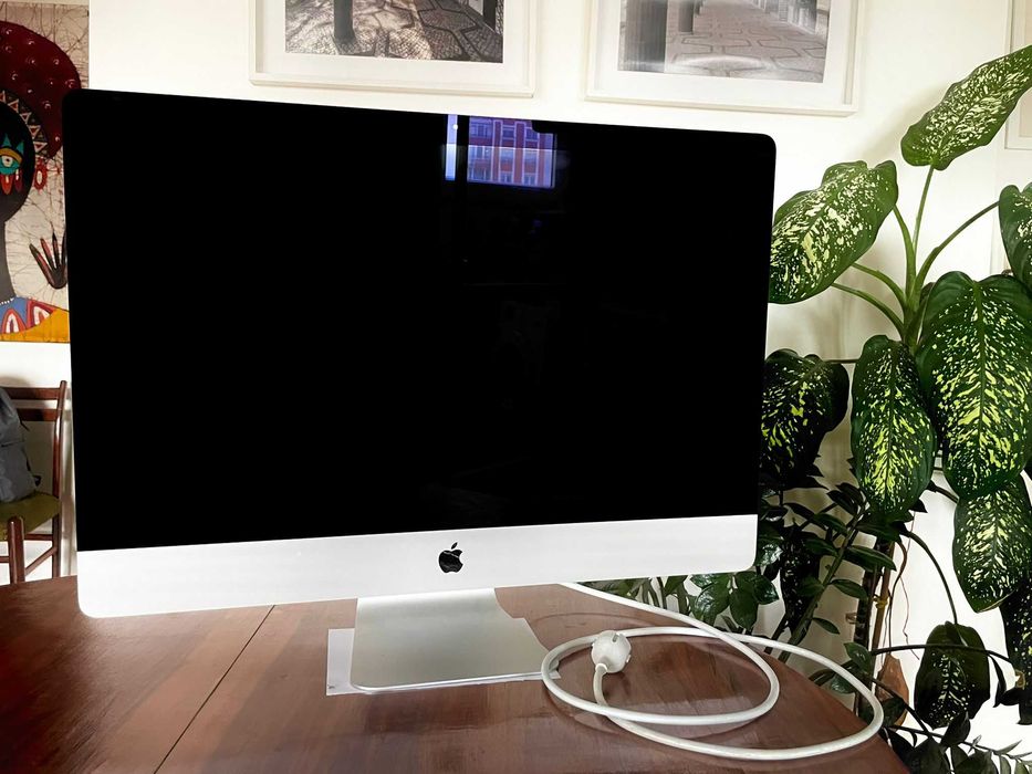 "iMac 27'' Retina 5K (2020) — i7 8 Núcleos, SSD/Flash, 5500 XT 8GB"
