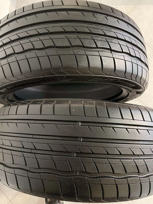 Pneus MOMO M-3 Outrun 235/45/18 ZR Novos 2unidades