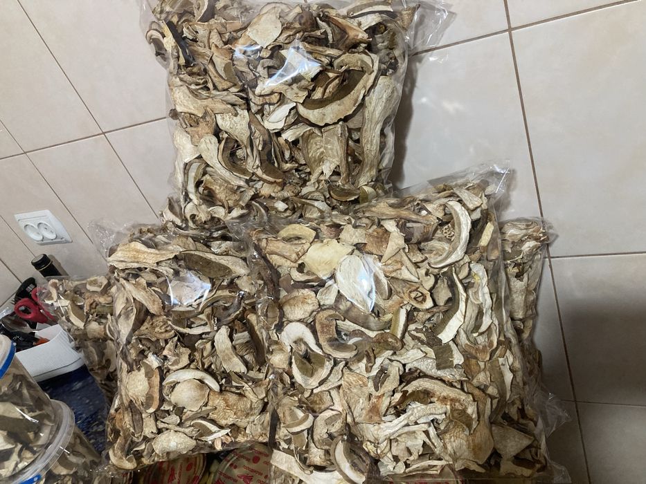 Білі сухі і мариновані грибочки ,лисичка суха маринована