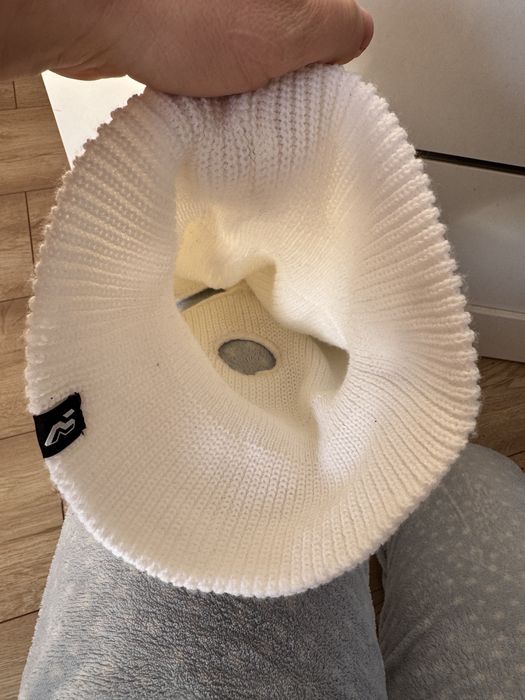 Біла шапка балаклава