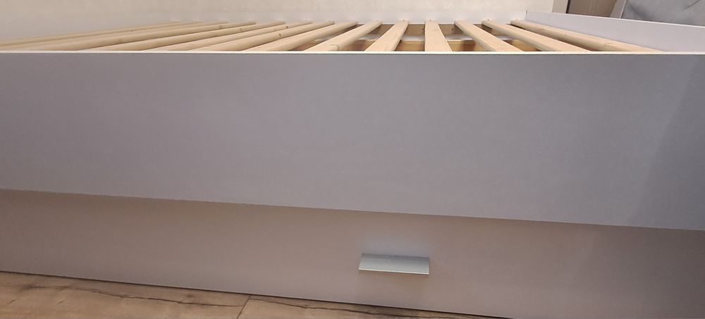 Ikea łóżko z szufladami.