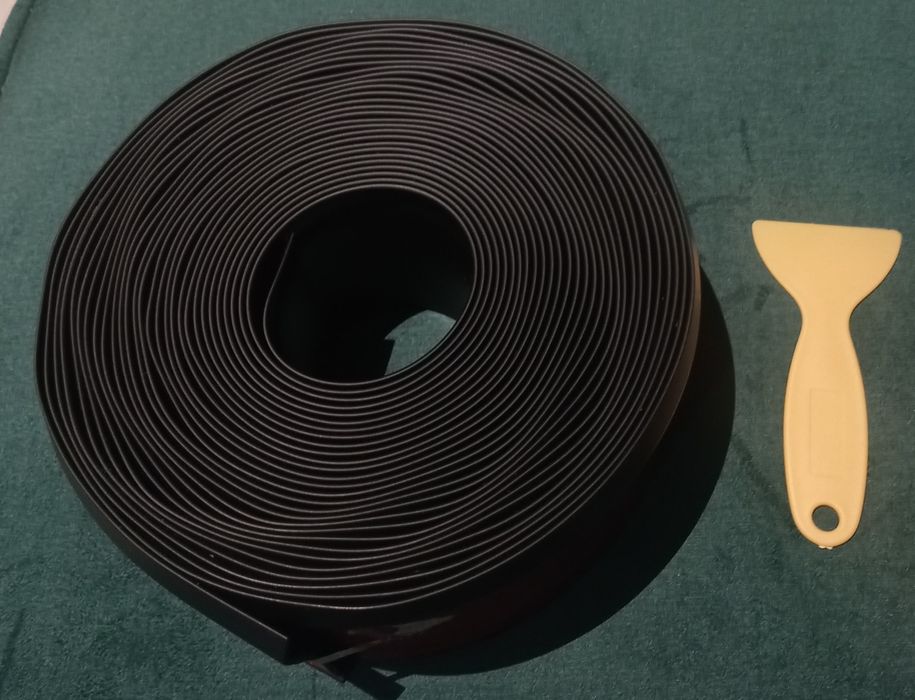 Miękka listwa przypodłogowa samoprzylepna 10 cm x 10 metrów czarna