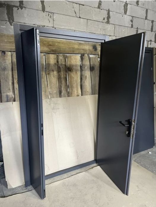 Входные металлические двери с кодовым замком и стеклопакетом/ Доставка