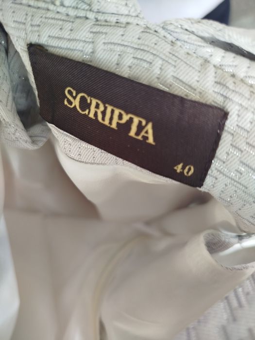 Vestido cinza claro com brilho.