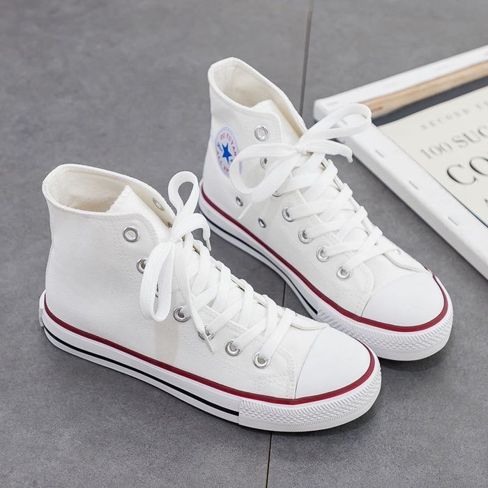 Високі кеди на плоскій подошві