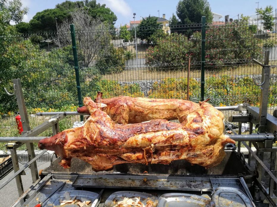 Porco no espeto, espetadas gigantes, grelhados e outras opções