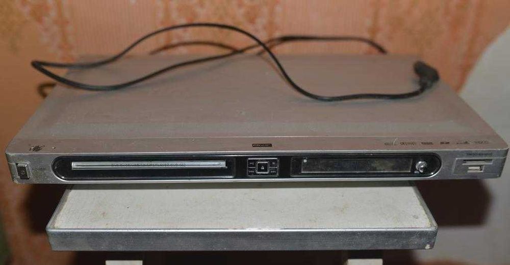 Три DVD, з/ч до відеомагнітофонів, тощо