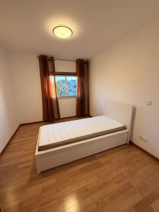 Arrenda-se quartos ou suite (quarto com wc exclusivo) no centro de Leiria, alguns  com ar condicionado e aquecimento central