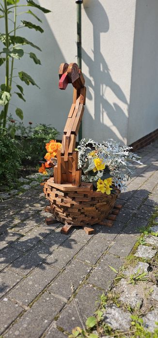 Doniczka Kwietnik Łabędź drewniany ozdobą na taras balkon do ogrodu