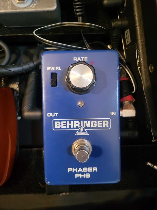 Vários pedais, Big Muff, Mooer Spark Reverb, Danelectro Flanger, Behringer Phase, Marktinez Delay