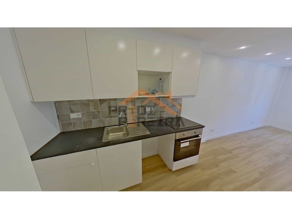 Apartamento T2 remodelado, situado no centro de Odivelas. — Odivelas, Lisboa