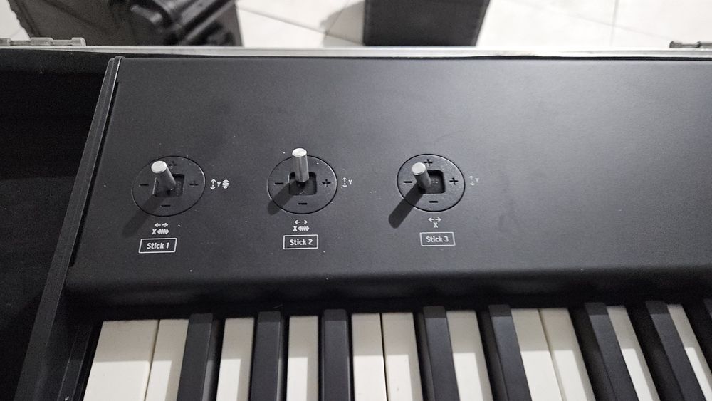 Studiologic SL73 (MIDI keyboard)