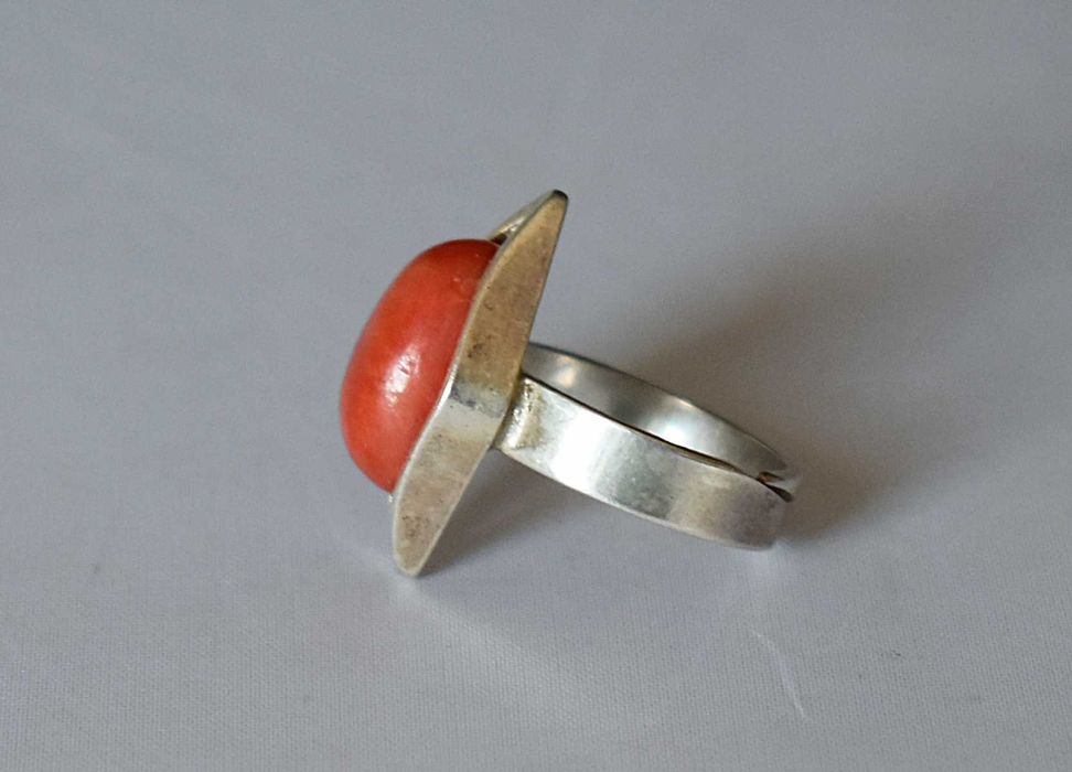 Pierścionek z naturalnym koralem