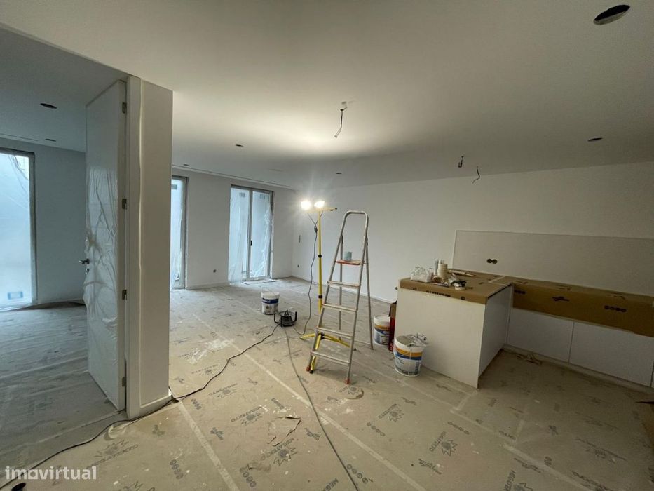 Apartamento NOVO com 2 lugares de garagem e terraço
