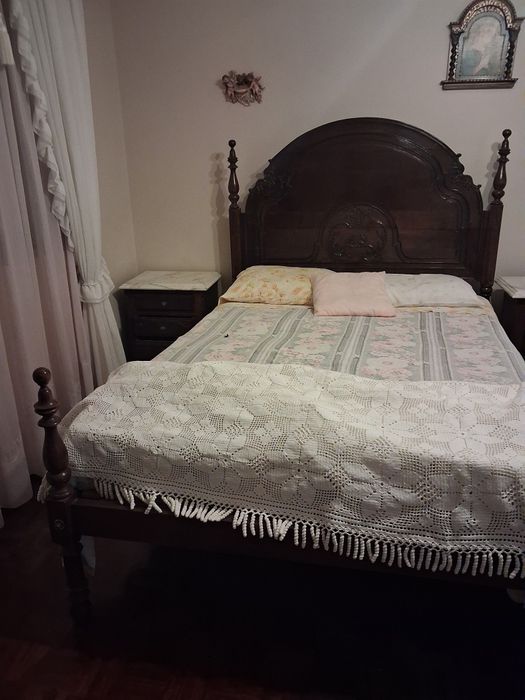 Cama de casal com 2 mesas de cabeceira e cómoda com tampos em mármore