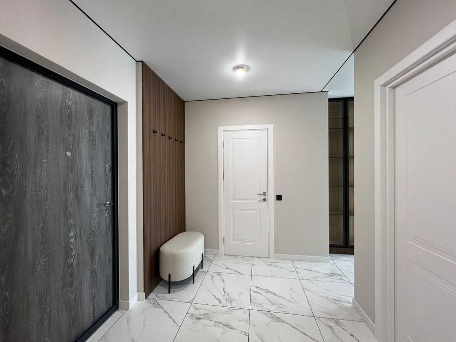 Укомплектована двокімнатна з видом на гори