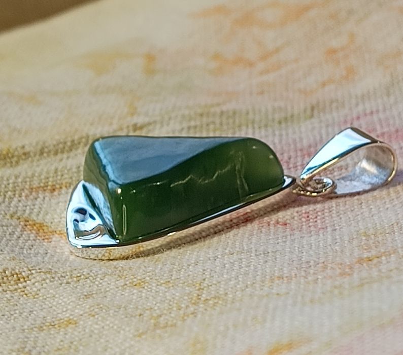 Wisiorek  z Nefrytem