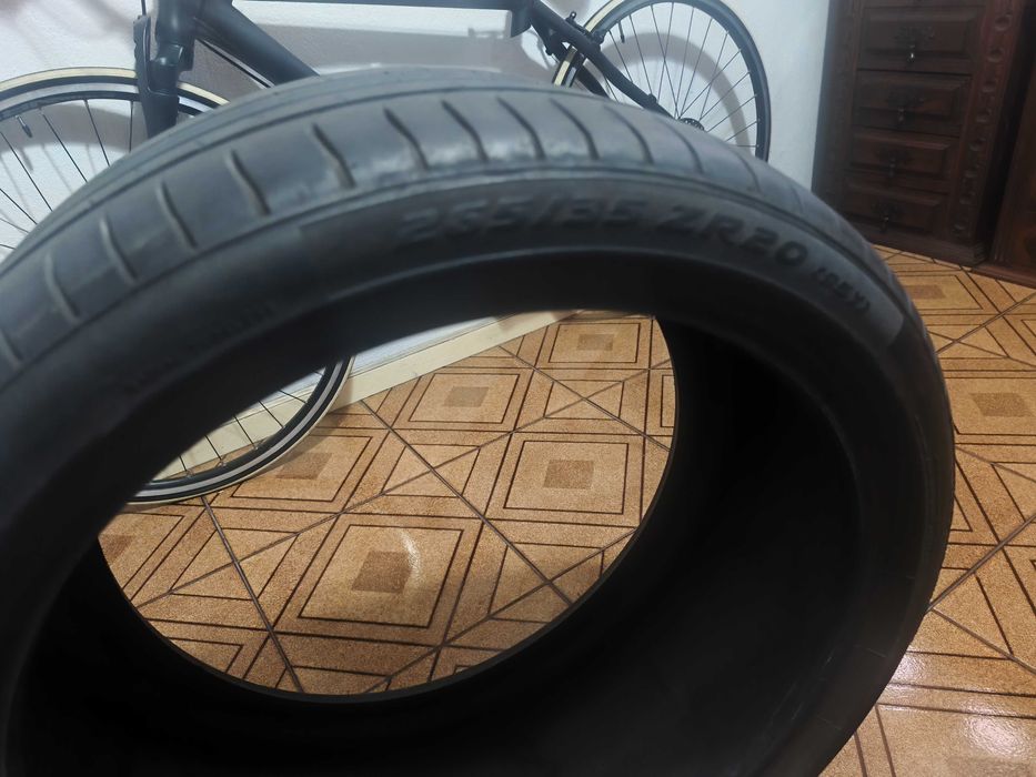 Vendo pneus pirelli P0 90% piso 265 35 20
