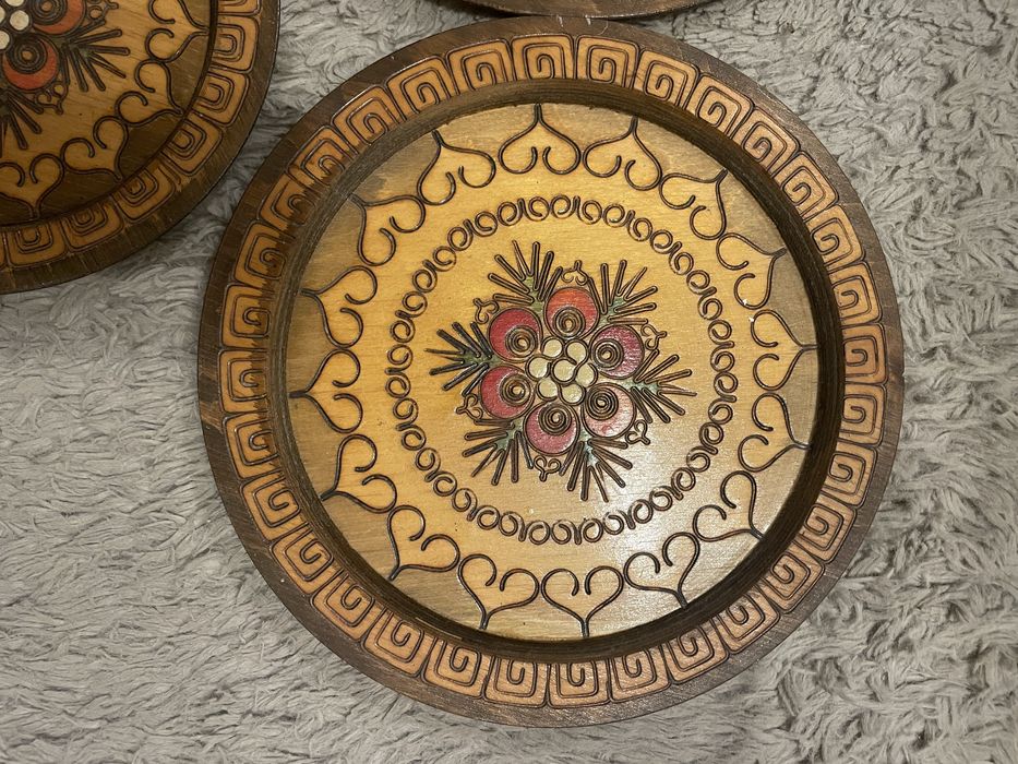 Zestaw trzech drewnianych talerzy