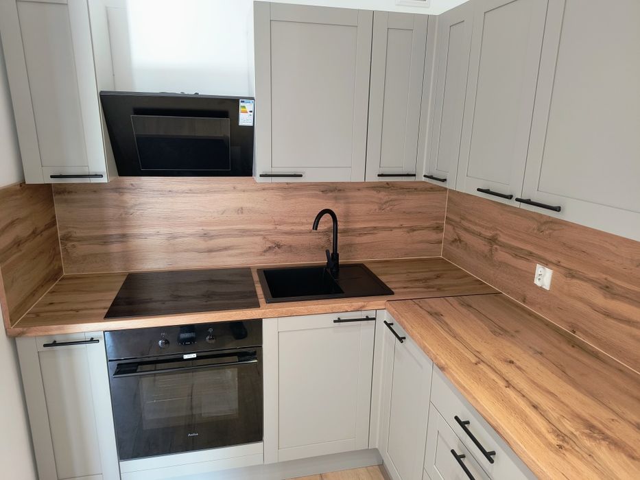 Składanie i montaż mebli z paczek.