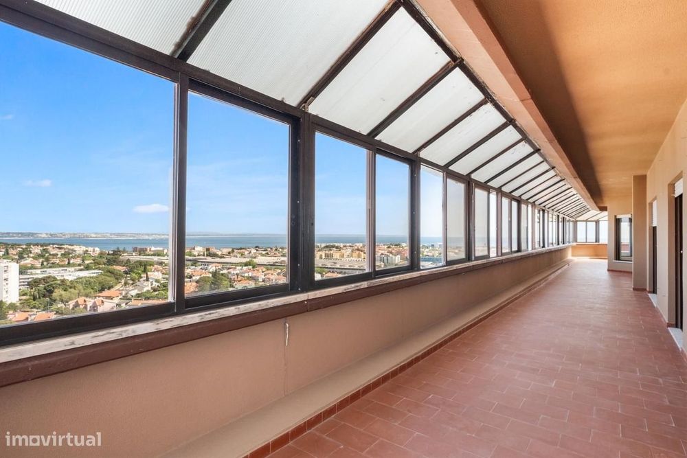 Apartamento T5 com estacionamento, Quinta das Palmeiras, Oeiras