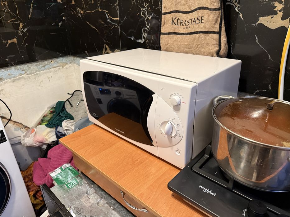 Продаю микроволновку, шкафы,комод,двери,кресла ,папки для бумаги фай