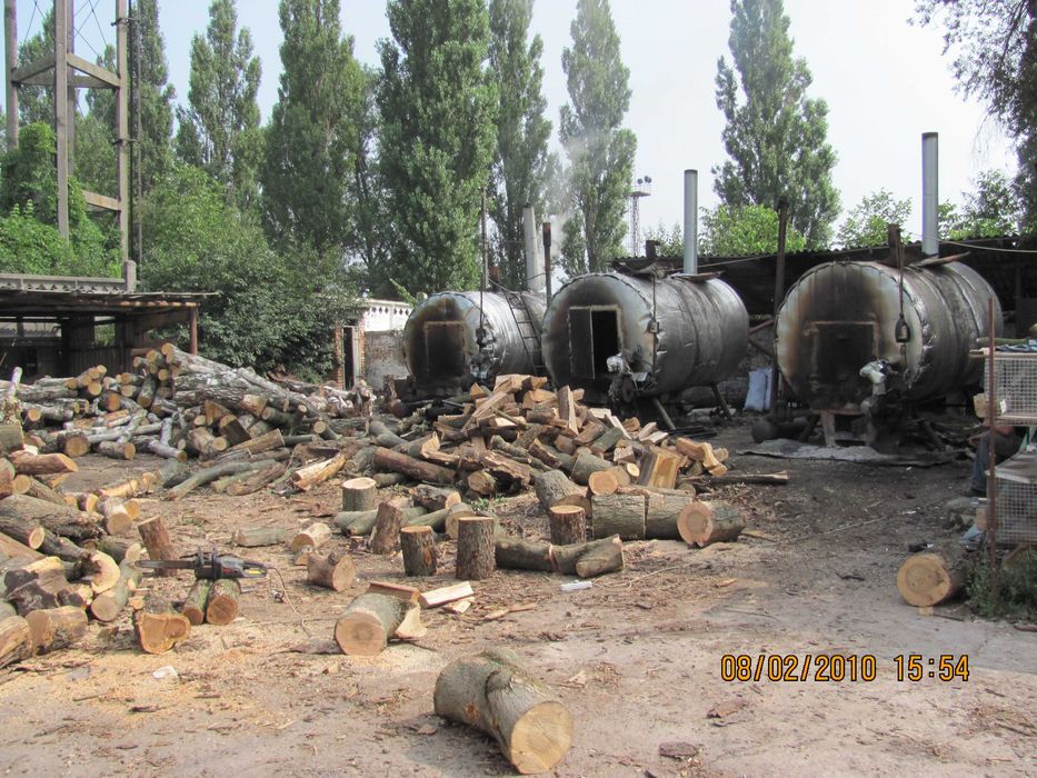 Обладнання для виготовлення деревного вугілля.