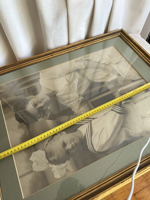 Duża stara fotografia przedstawiająca kobietę i dziewczynkę