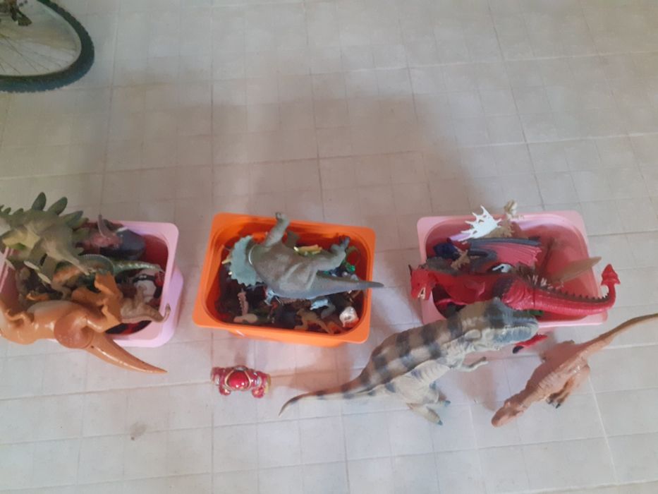 Vendo 4 caixas cheias de brinquedos