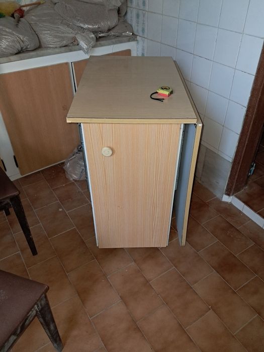 Mesa extensivel com armario