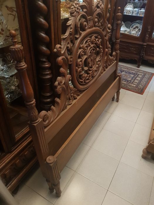 Cama antiga com talha