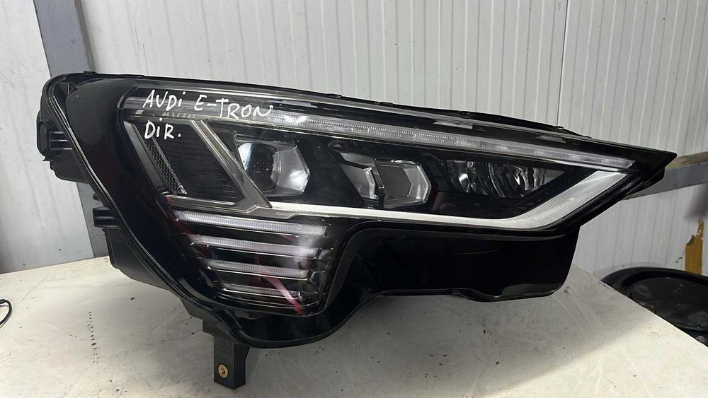 Farol direito AUDI E-TRON (GEN) 55 quattro