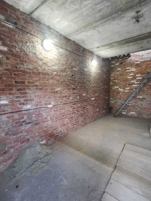 Новий  2-х поверховий гараж на Героїв Крут,  власність оформлена.