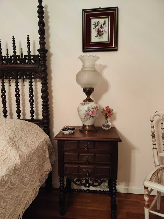 Mobília de quarto em madeira maciça