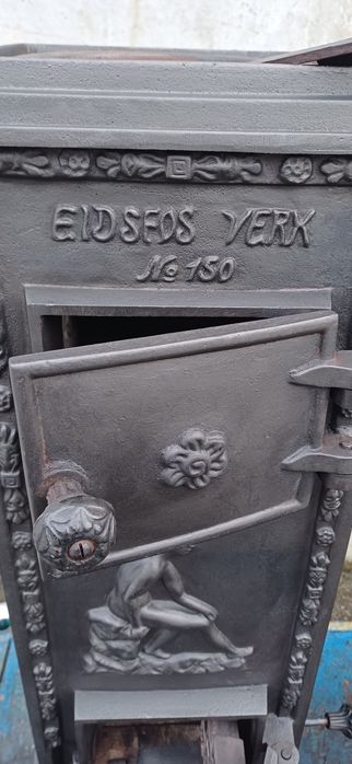 Pięknie prezentujący się żeliwny piecyk.