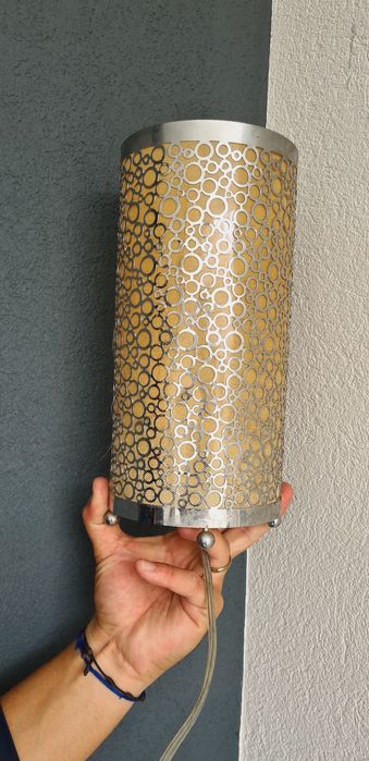 Candeeiro de mesa com rendilhado em metal