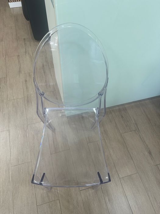 Cadeira em acrílico transparente