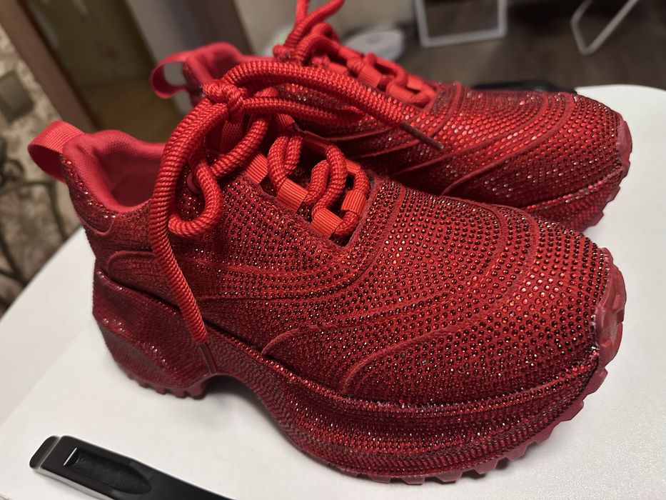 Кроссовки в стразах