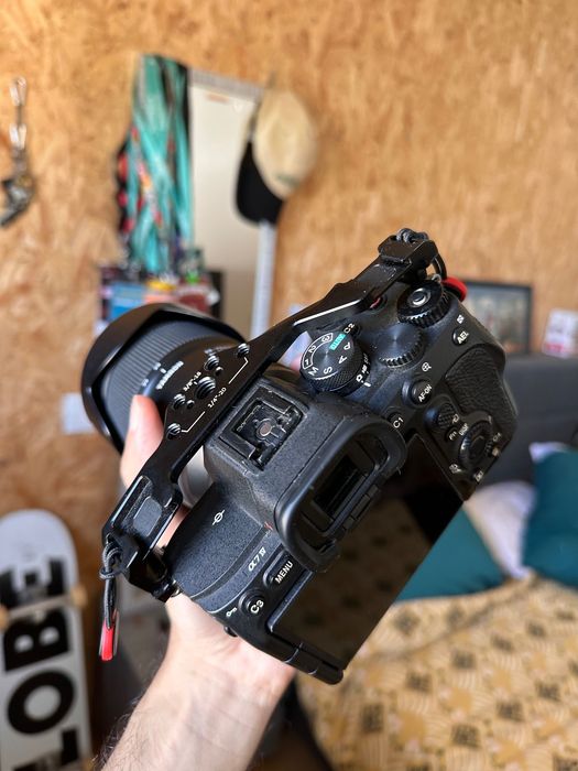 Sony A7 IV Full-Frame 33MP + Cage SmallRig | Excelente Estado