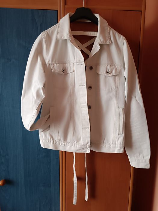 Biała kurtka jeansowa ze sznurowaniem na plecach Cropp