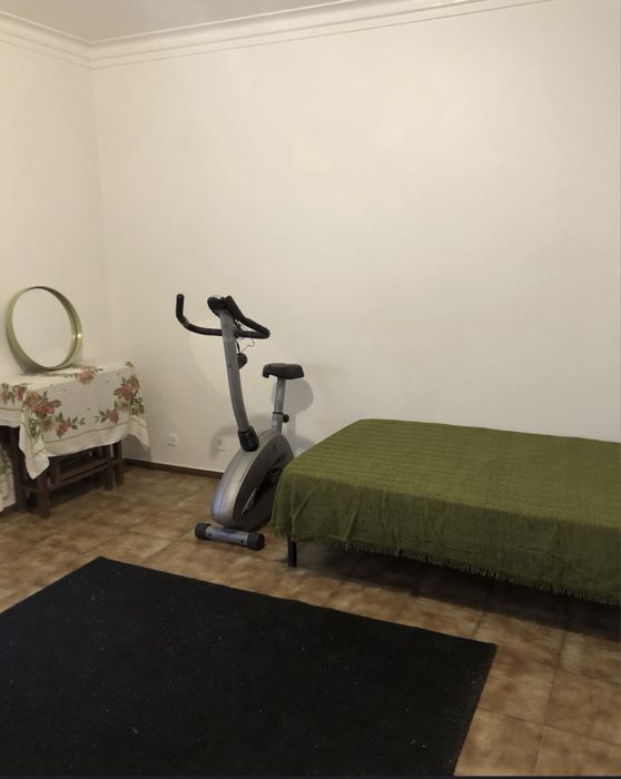 Arrenda-se quarto  PARTILHADO