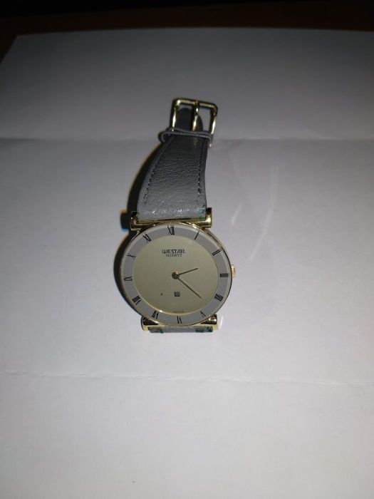 3 relogios em tom cinza ,dourado e metalico