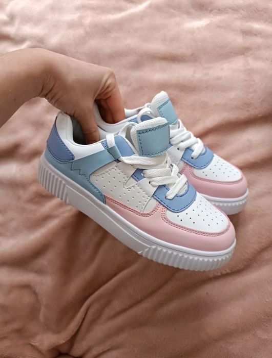 Nowe białe sneakersy z kolorowymi elementami, rozmiar 34.