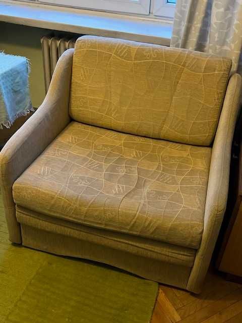 rozkładany fotel w kolorze beżowym